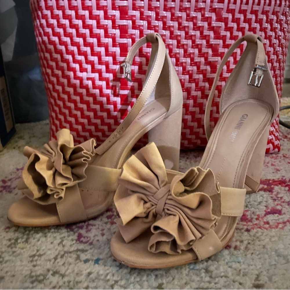 Sz 9 Gianni Bini Beige Heels